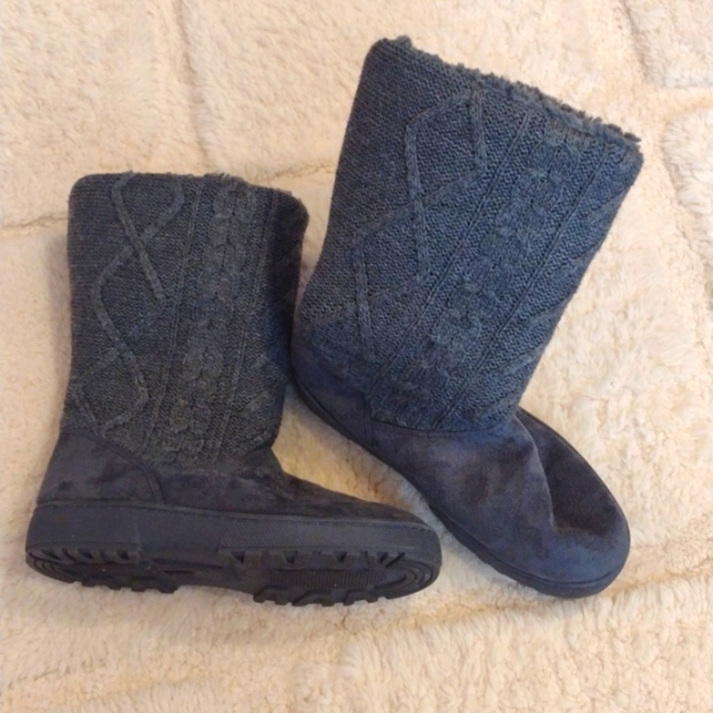 Size 7 Gray Woven Knit Winter Comfy Boot